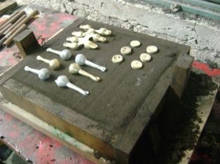 MOLDEANDO BADAJOS PARA LAS CAMPANAS 