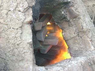FUNDIENDO EL BRONCE PARA LA CAMPANA